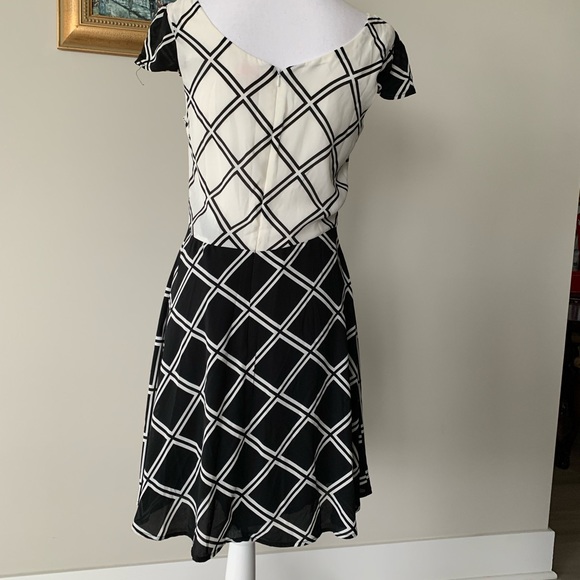 Lightweight flare skirt dress - Picture 3 of 8